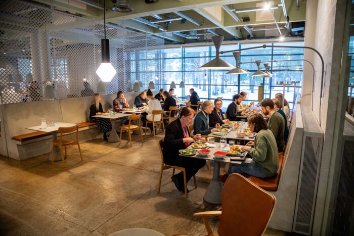 Kuva Delicatessen WeeGeen asiakkaista pöydissä syömässä