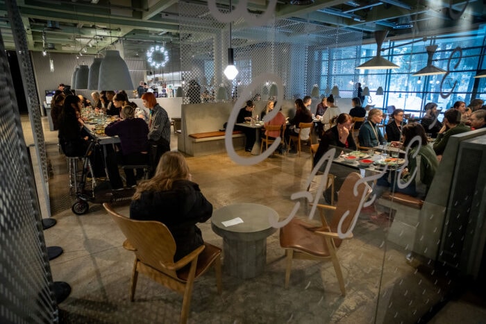 Kuva Delicatessen WeeGeen kahvilan asiakkaista syömässä