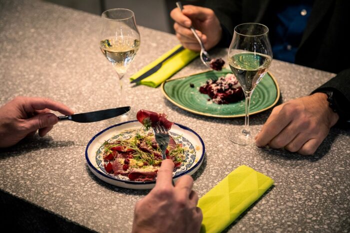 Kuvia ihmisistä syömässä Delicatessen WeeGeessä